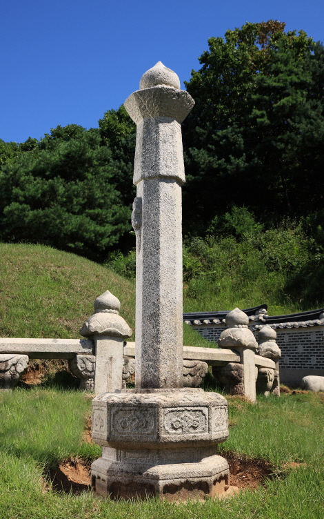 제21대 영조 원비 정성왕후 홍릉의 망주석